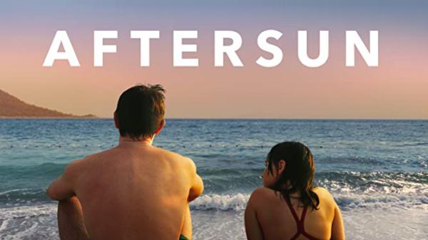 Fotos z filmu; ojciec i córka siedzący na plaży plecami do oglądającego; na niebie napis "Aftersun"