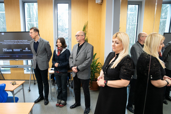 Dyrektor LO Marcin Kliś, reżyserka Gabriela Mruszczak Dyrektor CKiS Jan Bereza, wicedyrektor LO Anna Kwiecień