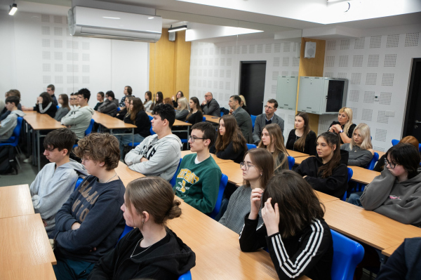 Uczniowie w ławkach podczas projekcji 