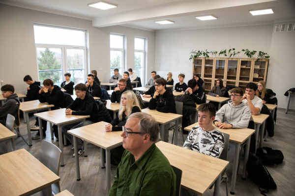 Uczniowie w ławkach podczas projekcji 