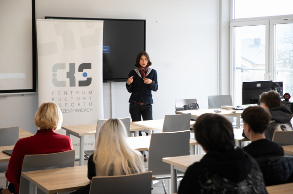 Reżyserka Gabriela Mruszczak podczas prelekcji po pokazie filmu 