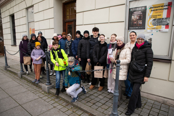 Uczestnicy questu przed Pałacem Vauxhall 
