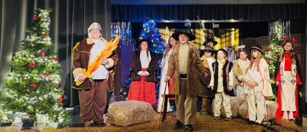 Teatr Rozrywki podczas występu w Kopalni Talentów. Na scenie pastuszkowie i dzieci w góralskich strojach 