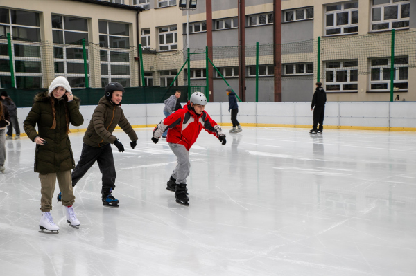 Młodzież jeżdżąca na łyżwach 