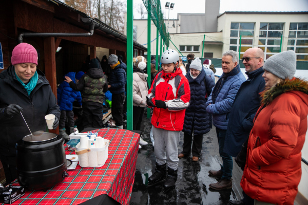 pracownicy CKiS częstują mieszkańców gorącą czekoladą