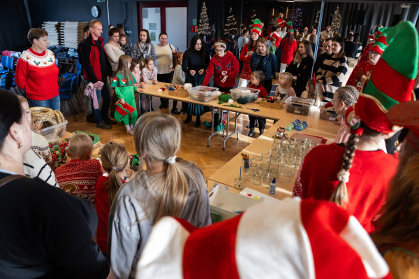 Uczestnicy warsztatów mikołajkowych przy stanowiskach 