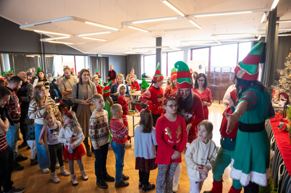 Dzieci w kolejce do świętego Mikołaja 