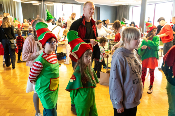 Dzieci w kolejce do świętego Mikołaja 