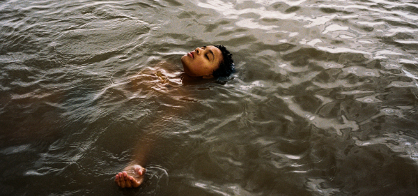 Dziewczynka unosząca się na morzu. Widz widzi jedynie jej głowę i zamknięte oczy. 