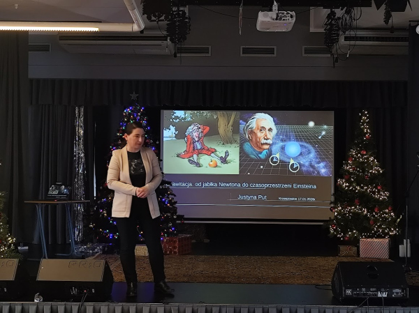 Prowadząca podczas wykładu na tle prezentacji 