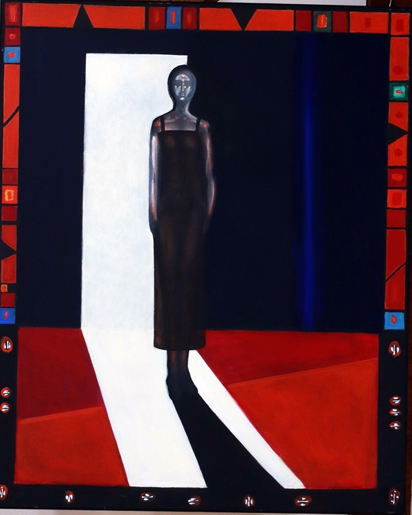 Obraz przedstawiający postać stojącą w drzwiach. Dominują ciemne, wyraźne kolory. 