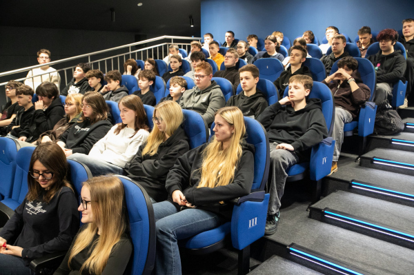 Wyjątkowe projekcje filmowe dla szkół ponadpodstawowych 