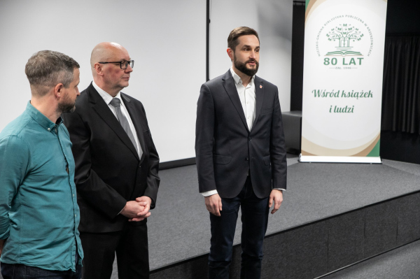 Burmistrz, dyrektor CKiS i reżyser filmu przemawiają do młodzieży przed rozpoczęciem projekcji. 