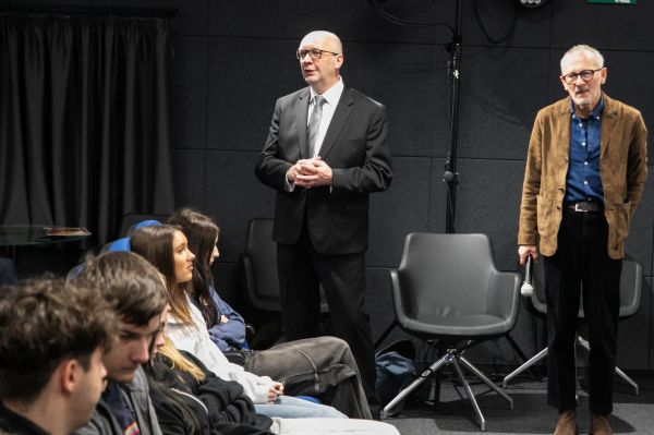 Dyrektor ckis i reżyser filmu przemawiają do publiczności 