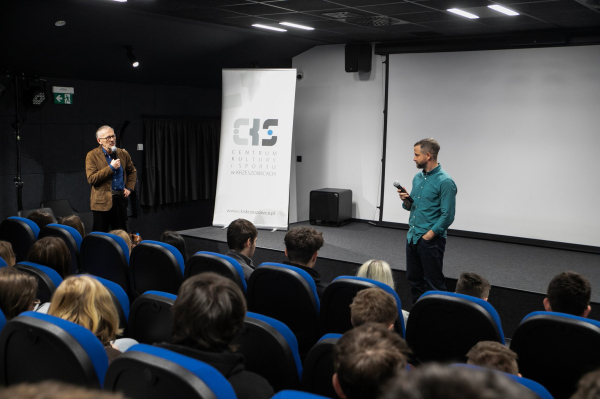 Twórcy filmu przemawiają do zebranej młodzieży