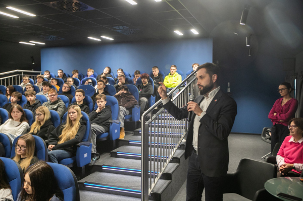 Zastępca burmistrza zabiera głos podczas dyskusji po filmie