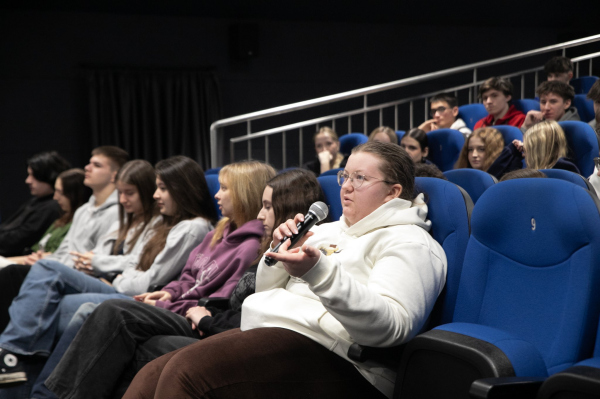Uczniowie podczas projekcji filmowej w sali kinowej