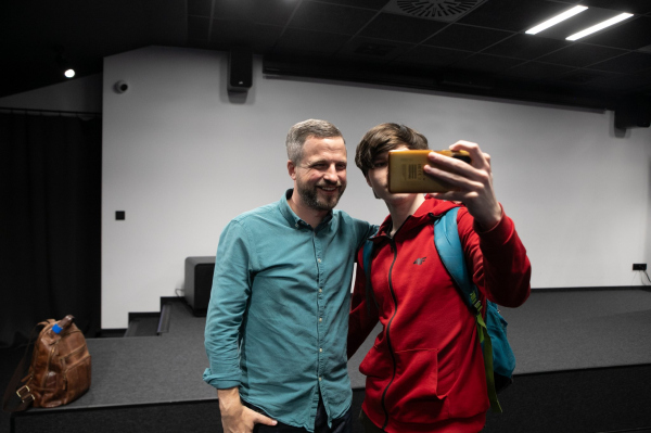 Jeden z uczniów podczas robienia selfie z Patrick Neyem