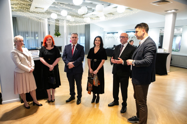 Władze Gminy Krzeszowice, Małopolski oraz Centrum Kultury i Sportu na sali przed wydarzeniem