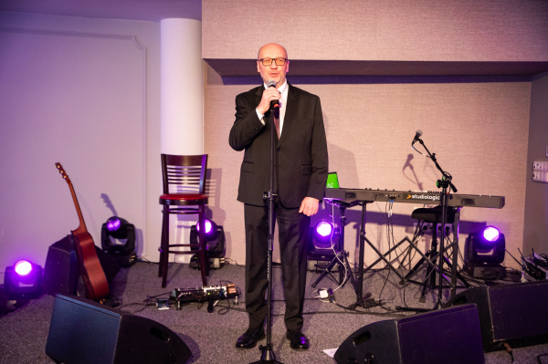 Jan Bereza wita gości przed koncertem 