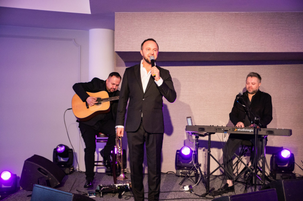 Mateusz Mijal na scenie 