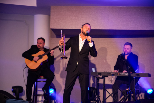 Mateusz Mijal na scenie 