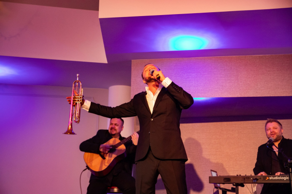 Mateusz Mijal na scenie 