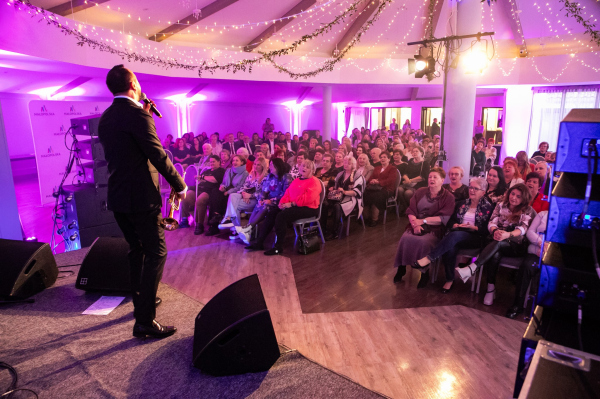 Mateusz Mijal na scenie, w tle publiczność