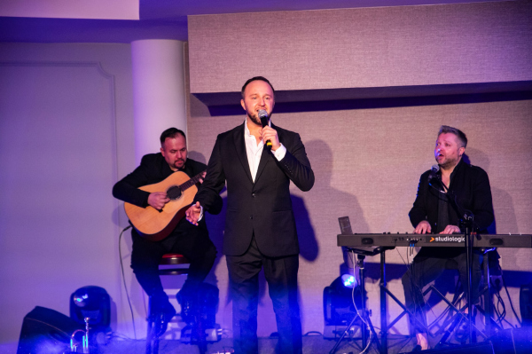 Mateusz Mijal na scenie 