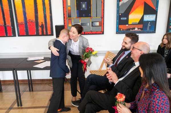 Chłopiec wręcza kwiaty pracownicy CKIS 