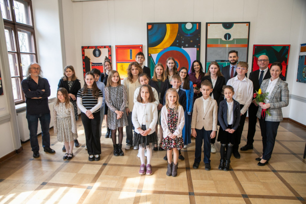 Grupowe zdjęcie laureatów, przedstawicieli gminy, ckis i gości