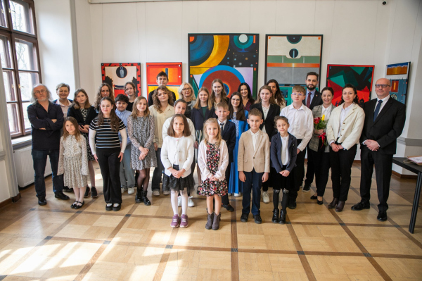 Grupowe zdjęcie laureatów, przedstawicieli gminy, ckis i gości