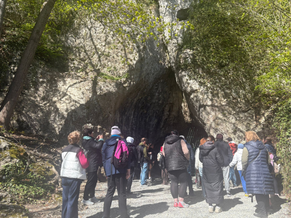 Uczestnicy projektu przed jaskinią Nietoperzową