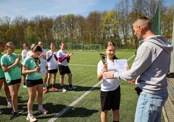 Wręczenie dyplomu i pucharu kapitance zespołu
