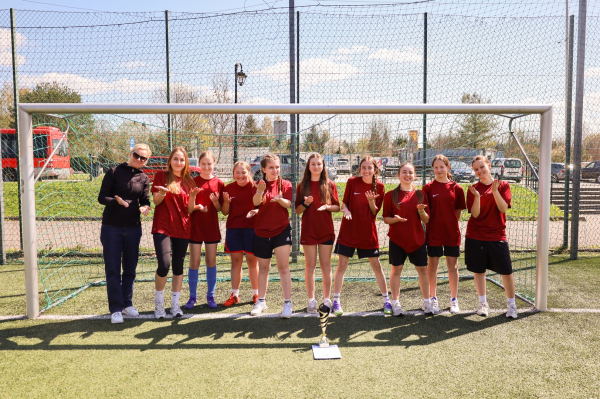 Zawodniczki pozują na tle bramki