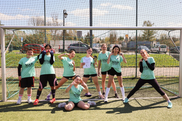 Zawodniczki pozują na tle bramki