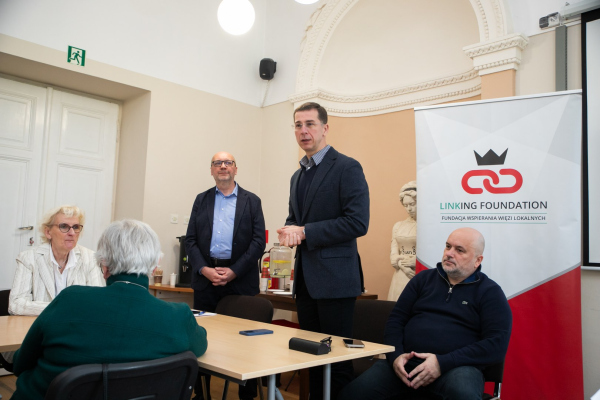 Dyrektor LO Krzeszowice przemawia do uczestników spotkania