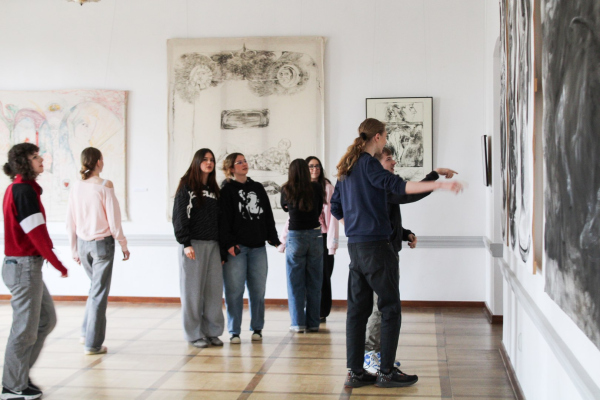 Młodzież podczas zwiedzania Galerii Vauxhall