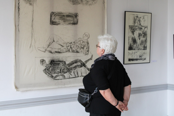 Seniorka ogląda obraz 