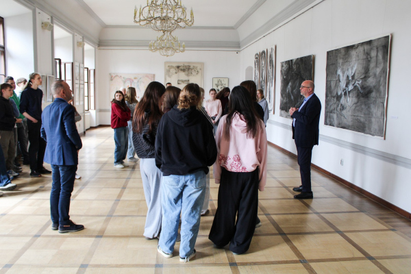 Młodzież podczas zwiedzania Galerii Vauxhall