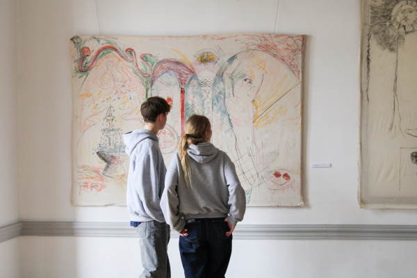 Chłopak i dziewczyna stojący przed obrazem w Galerii