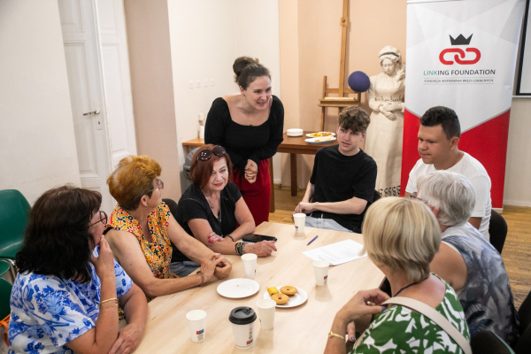 Młodzież i Seniorzy podczas pracy w grupie